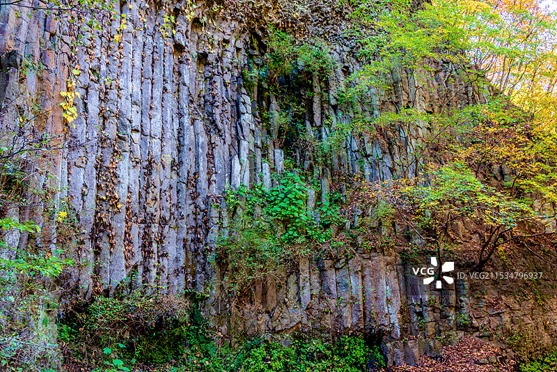 中国辽宁丹东宽甸黄椅山小峡谷火山遗迹图片素材
