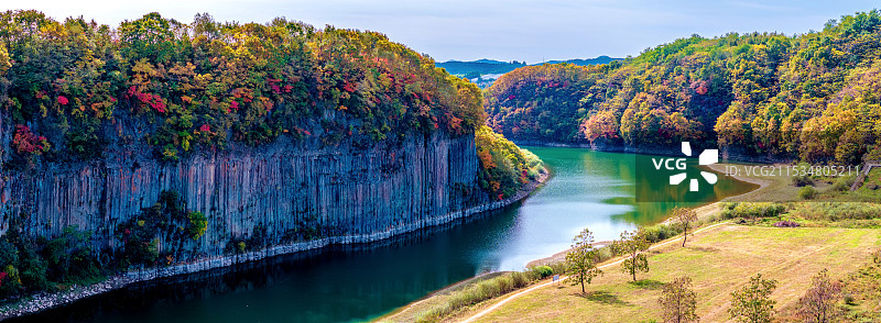 中国辽宁丹东宽甸黄椅山玄武湖玄武岩柱林图片素材