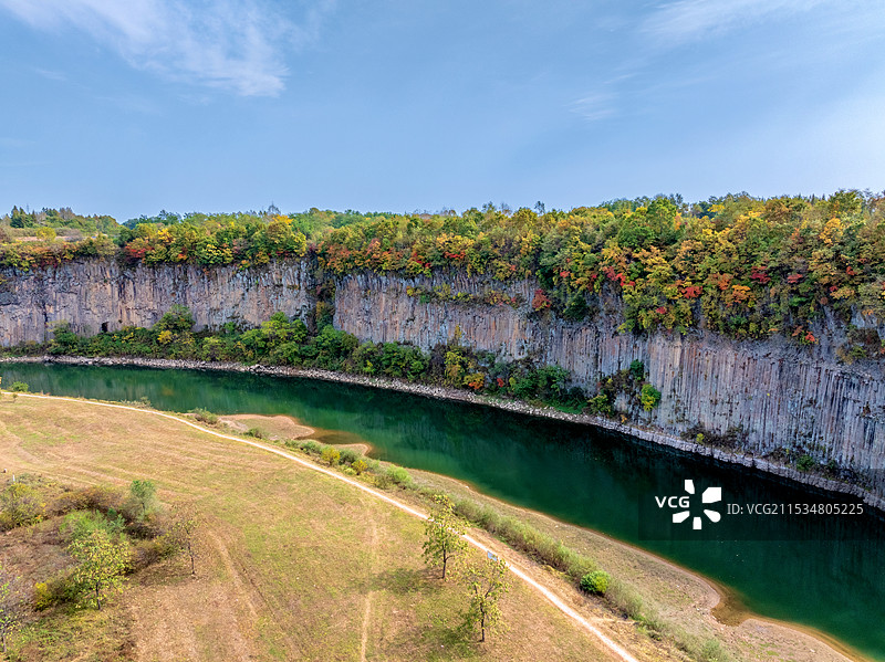 中国辽宁丹东宽甸黄椅山玄武湖玄武岩柱林图片素材