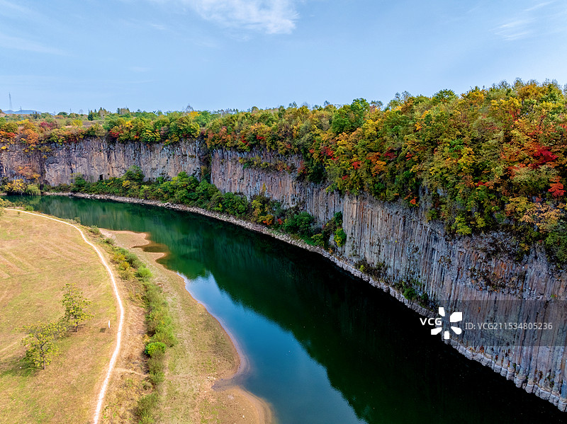 中国辽宁丹东宽甸黄椅山玄武湖玄武岩柱林图片素材