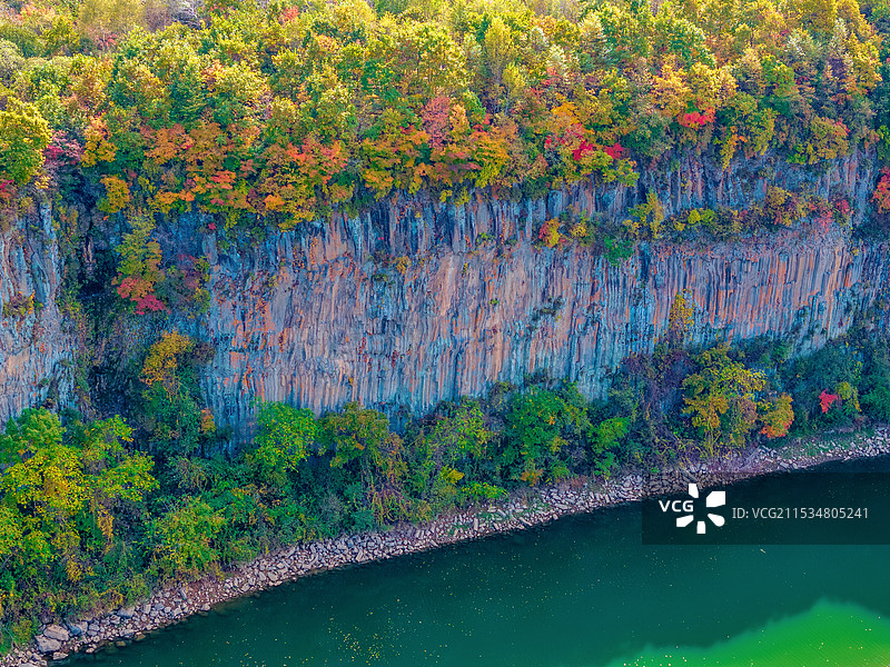 中国辽宁丹东宽甸黄椅山玄武湖玄武岩柱林图片素材