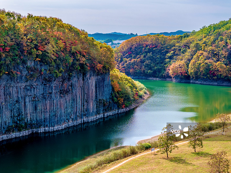 中国辽宁丹东宽甸黄椅山玄武湖玄武岩柱林图片素材