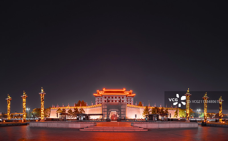 西安城墙永宁门古建筑夜景和星空星轨图片素材
