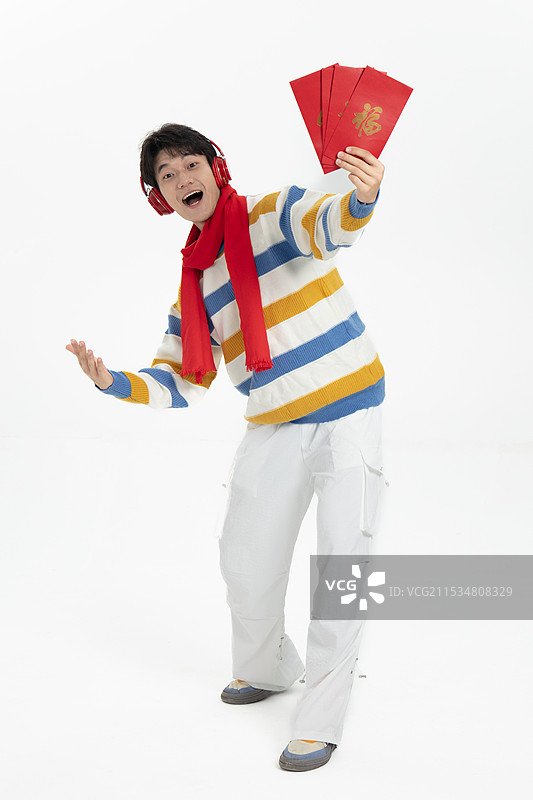 手拿红包兴奋的年轻男孩图片素材