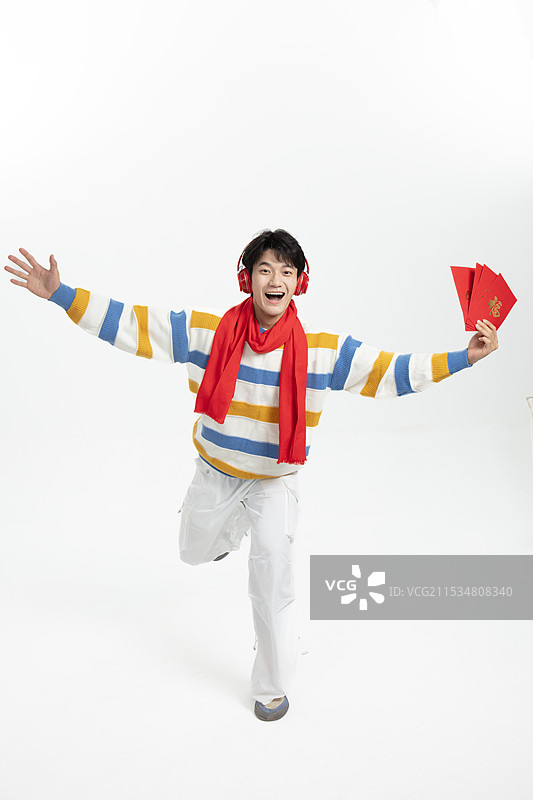 手拿红包兴奋的年轻男孩图片素材