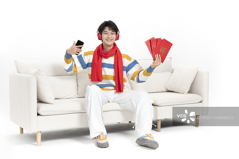 手拿红包与手机的年轻男孩图片素材