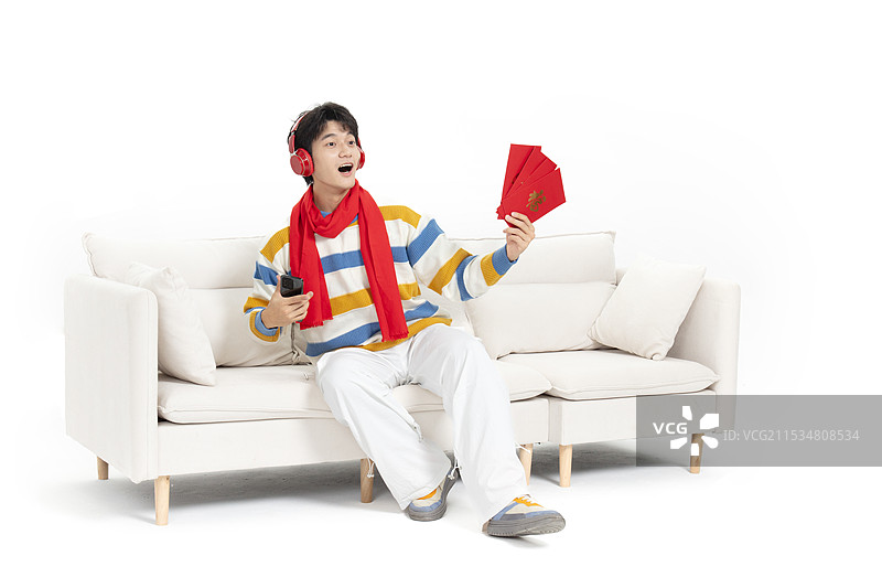 手拿红包与手机的年轻男孩图片素材