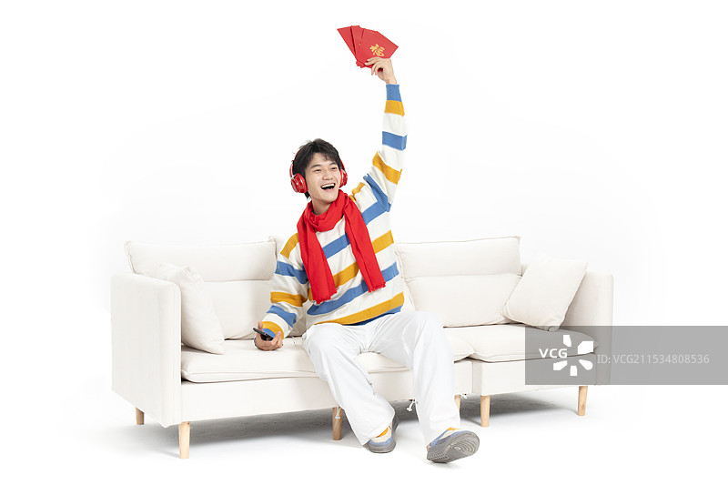 手拿红包与手机的年轻男孩图片素材