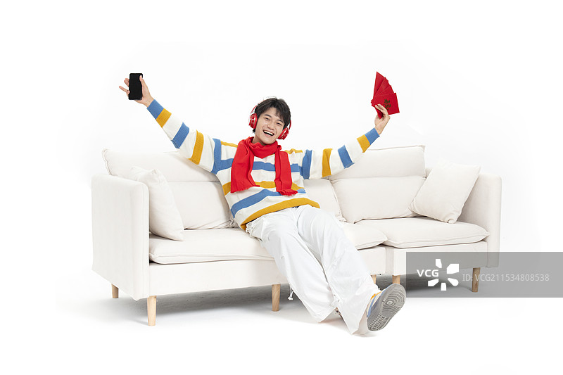 手拿红包与手机的年轻男孩图片素材
