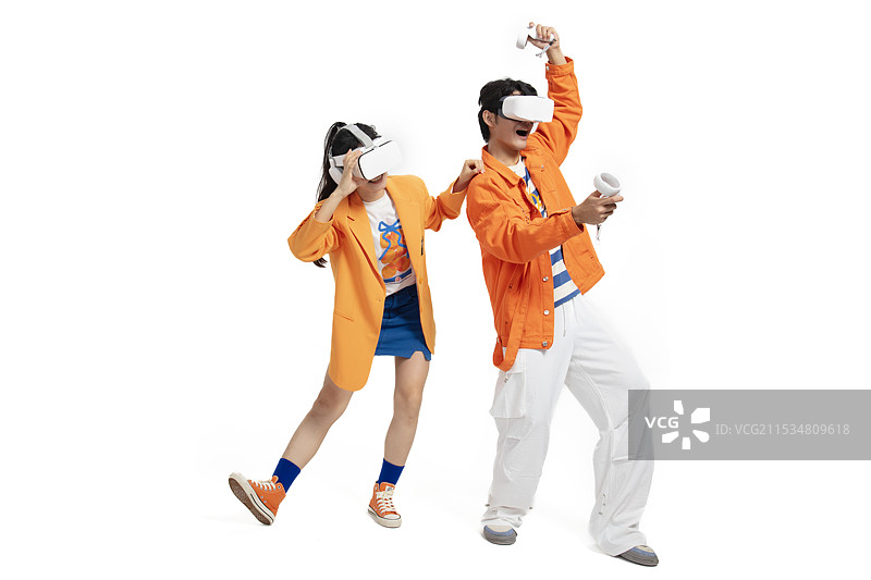 站在一起玩VR游戏的年轻中国情侣图片素材