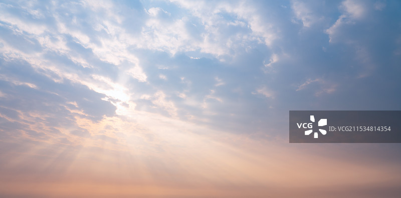 清晨的丁达尔光图片素材