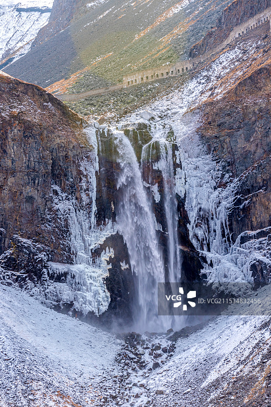 中国吉林延边长白山瀑布冬季风光图片素材