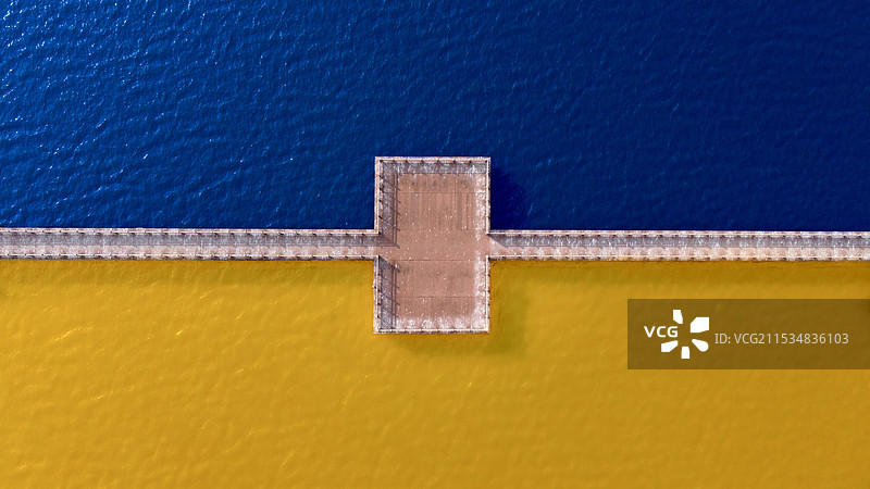 航拍吕梁湖双色湖水图片素材