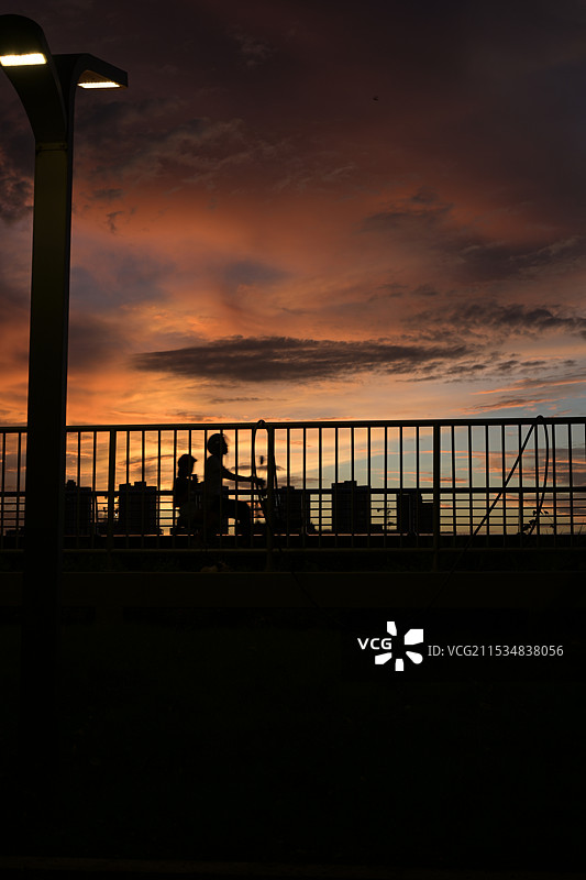 晚霞骑行图片素材