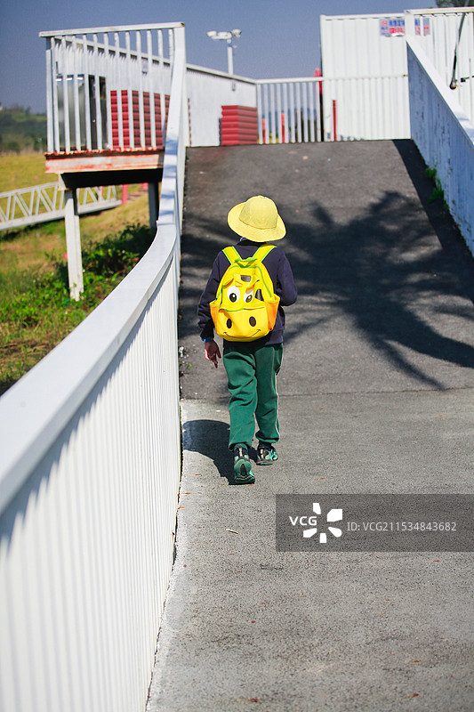 独立的男孩图片素材