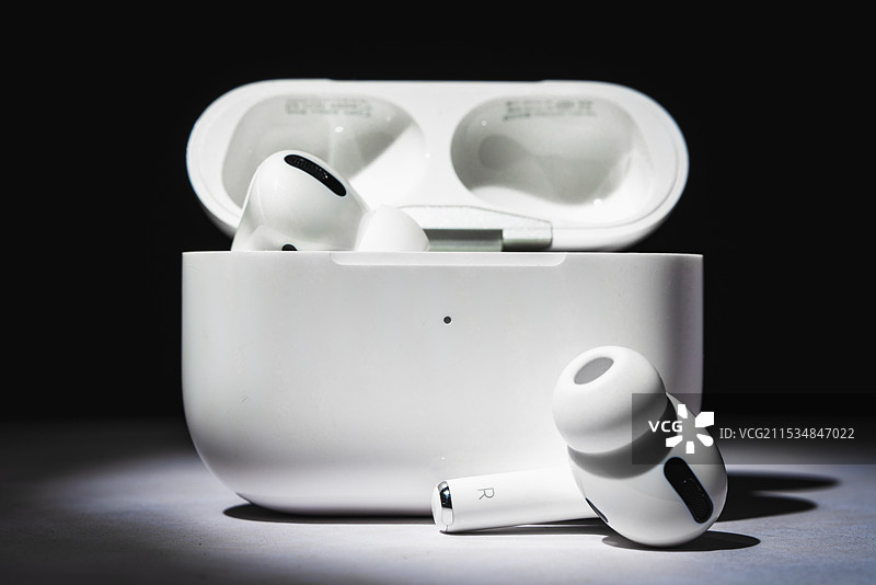 静物摄影之无线耳机充电仓图片素材