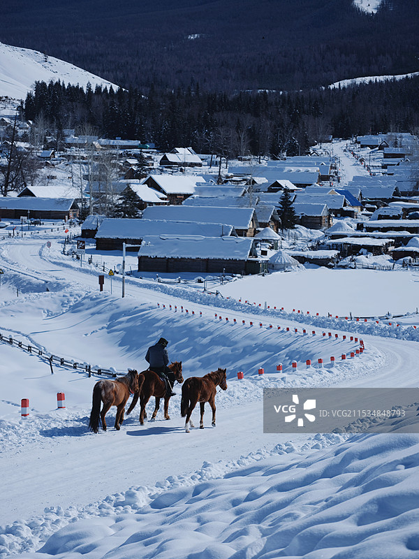 新疆阿勒泰的白哈巴村雪景图片素材