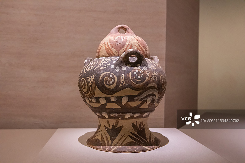 国博古希腊展带滤孔层的有盖陶罐来自   基克拉迪群岛锡拉岛(今圣托里尼岛)的阿克罗蒂里公元前16世纪图片素材