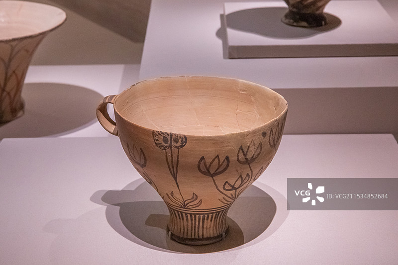 国博古希腊展百合和番红花纹杯来自基克拉迪群岛锡拉岛(今圣托里尼岛)的阿克罗蒂里公元前16世纪图片素材