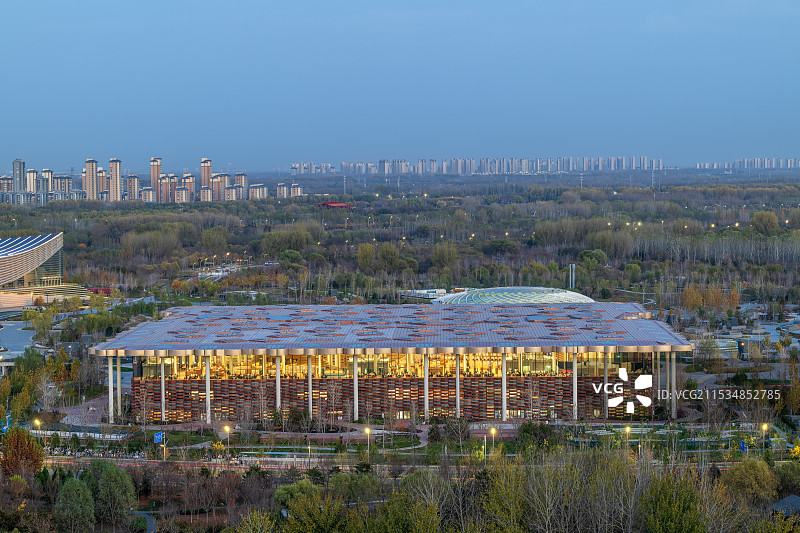 北京通州城市副中心三大文化建筑之城市图书馆秋天日落蓝调图片素材