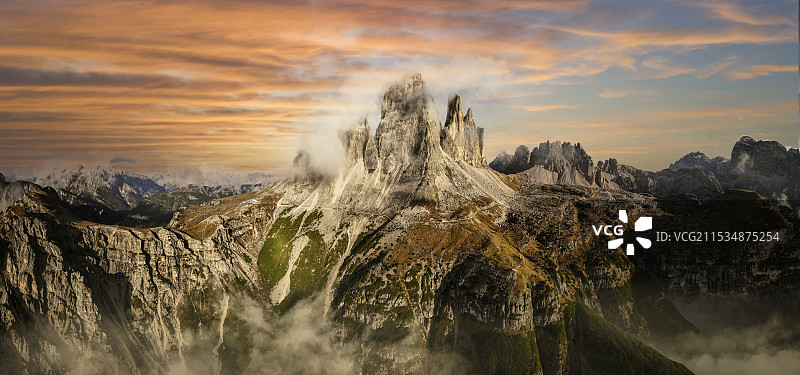 飞跃三峰山图片素材