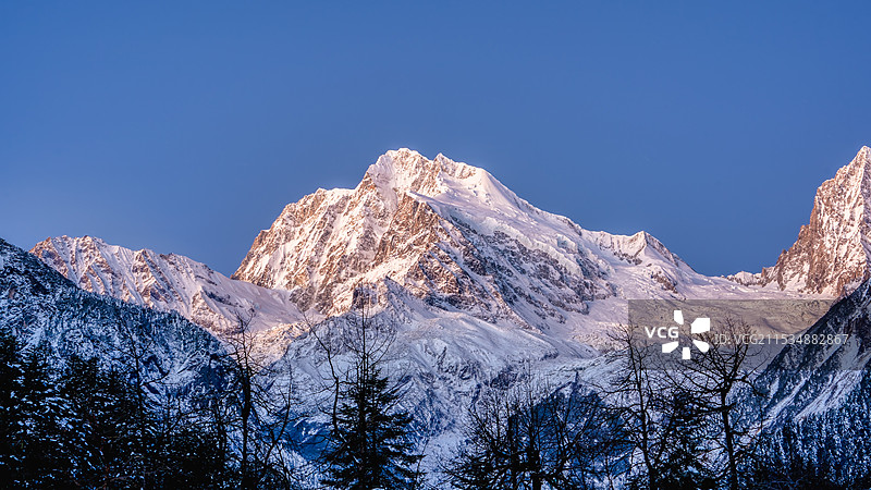 四川甘孜海螺沟观看贡嘎卫峰金银山特写图片素材