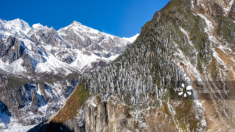 四川甘孜海螺沟观看贡嘎卫峰金银山与三连峰图片素材
