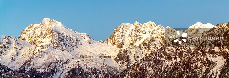 四川甘孜海螺沟观看贡嘎卫峰金银山与三连峰图片素材