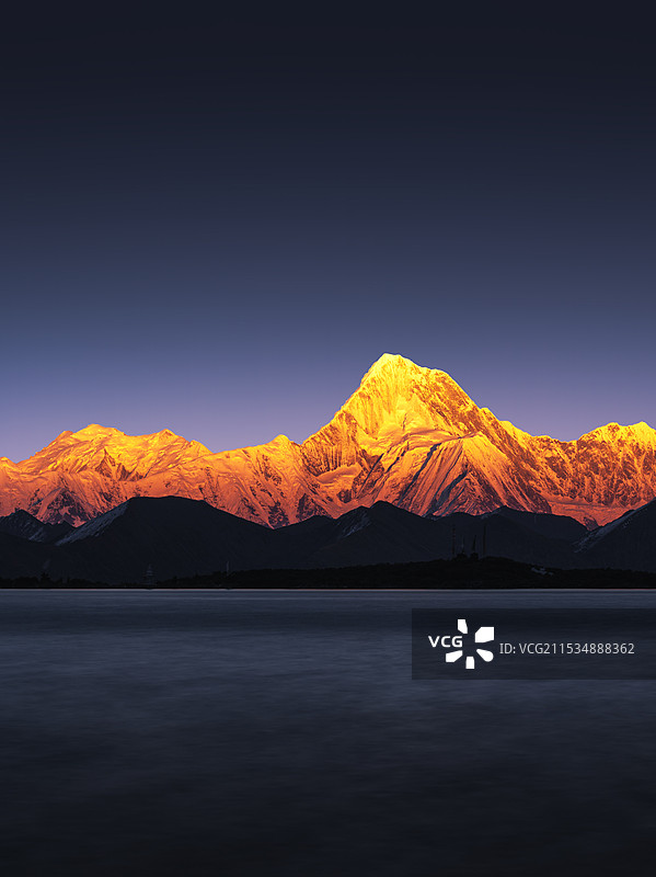 观德杰湖的日照贡嘎图片素材