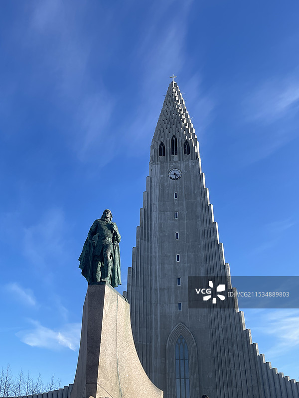 蓝天下的冰岛雷克雅未克大教堂图片素材