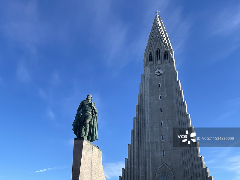 蓝天下的冰岛雷克雅未克大教堂图片素材