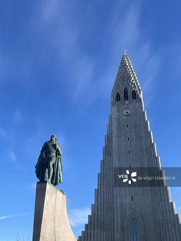 蓝天下的冰岛雷克雅未克大教堂图片素材