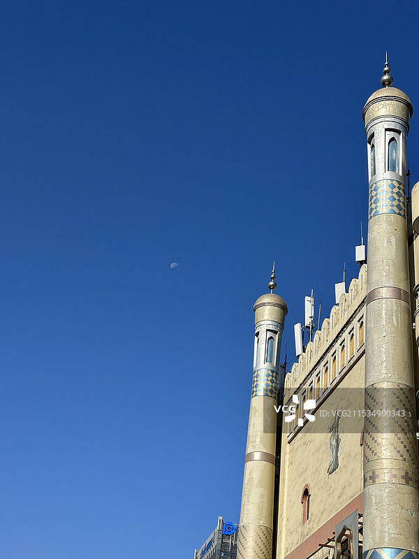 新疆蓝天下的国际大巴扎历史建筑低视角图片素材