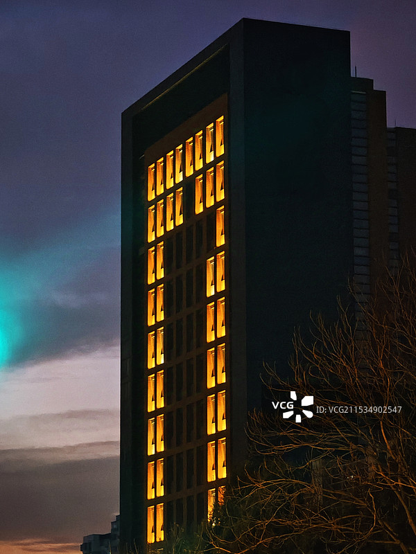 暮色下温暖的建筑灯光图片素材