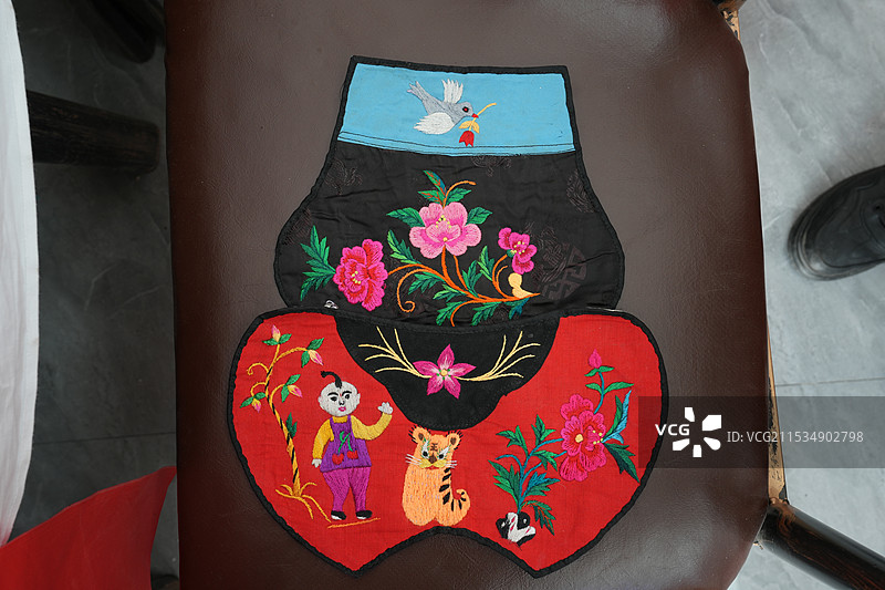 子长刺绣肚兜布堆画图片素材