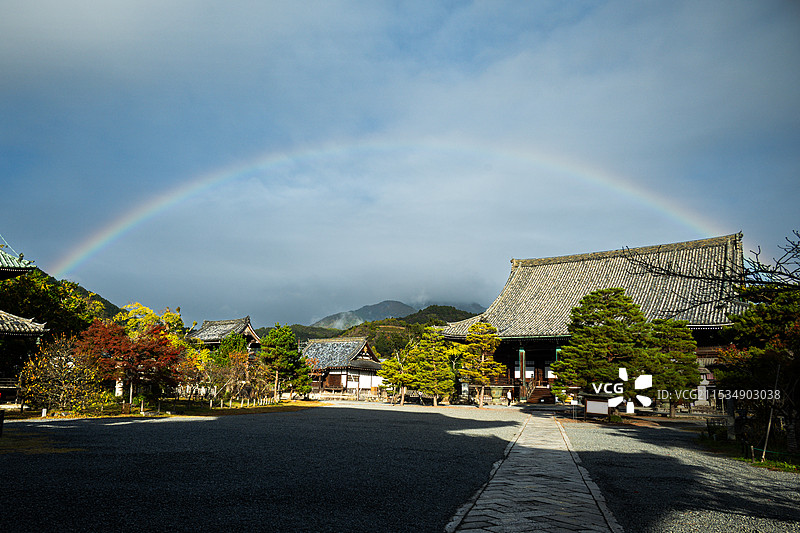 日本京都清凉寺及彩虹图片素材