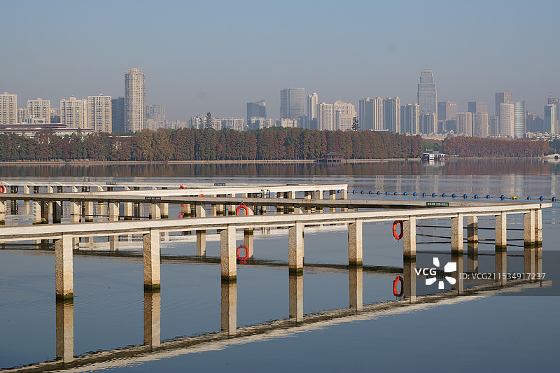 武汉大学东湖凌波门图片素材