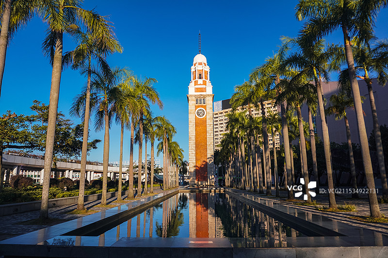 第一抹晨光下的香港尖沙咀钟楼图片素材