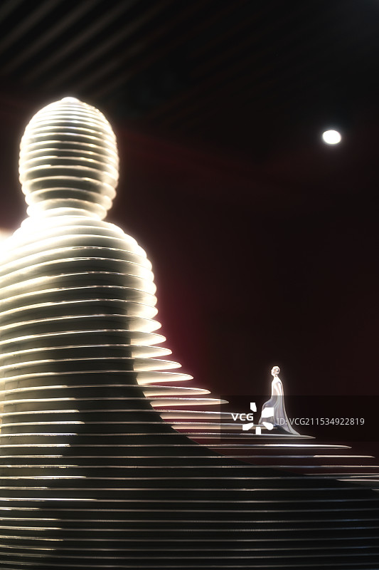 晚上坐在台阶上的人的后视图图片素材