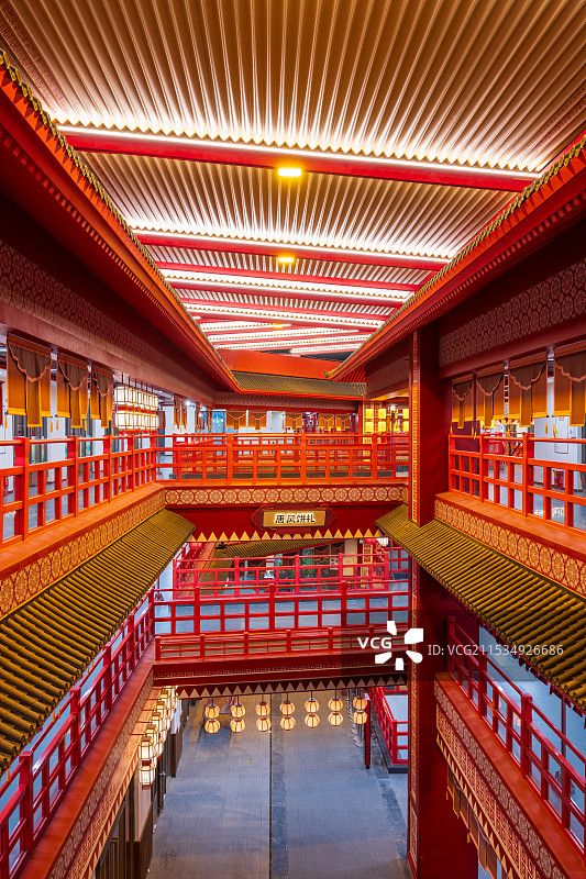 亚洲中国河南省郑州市泰和里仿造唐代古建筑商业街区内部夜景图片素材