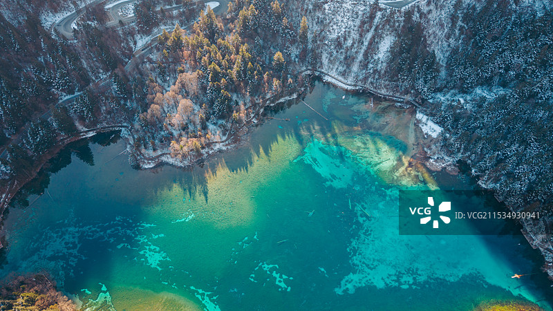 航拍初冬九寨沟风光，五花海图片素材