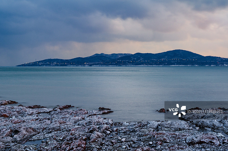 山东青岛栈桥冬天雪后海边风光图片素材