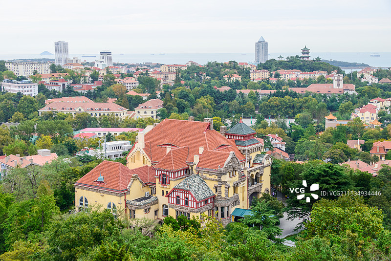 青岛市南区信号山公园俯拍德国总督楼旧址博物馆图片素材
