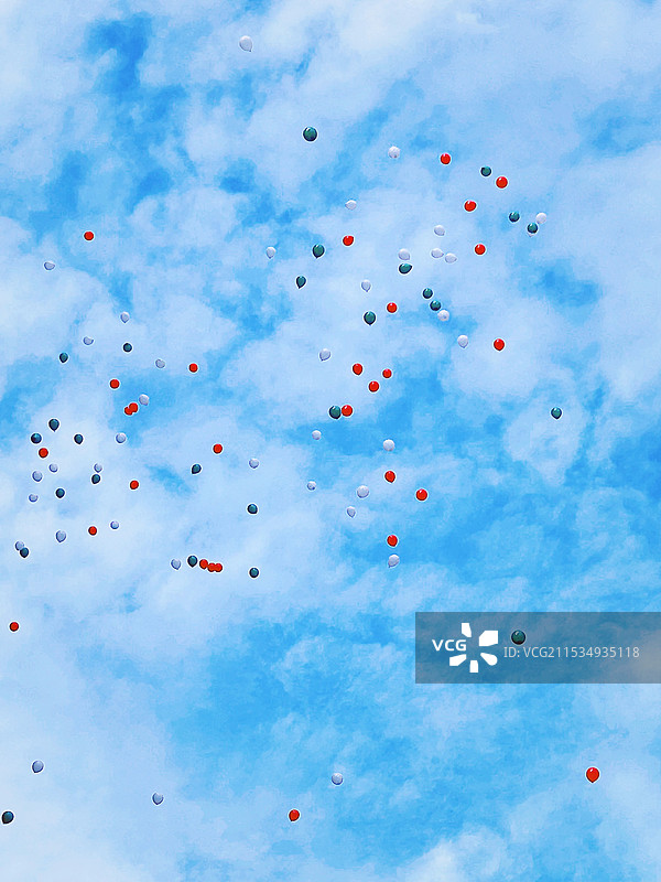 气球在蓝天上飞行的低角度视图图片素材