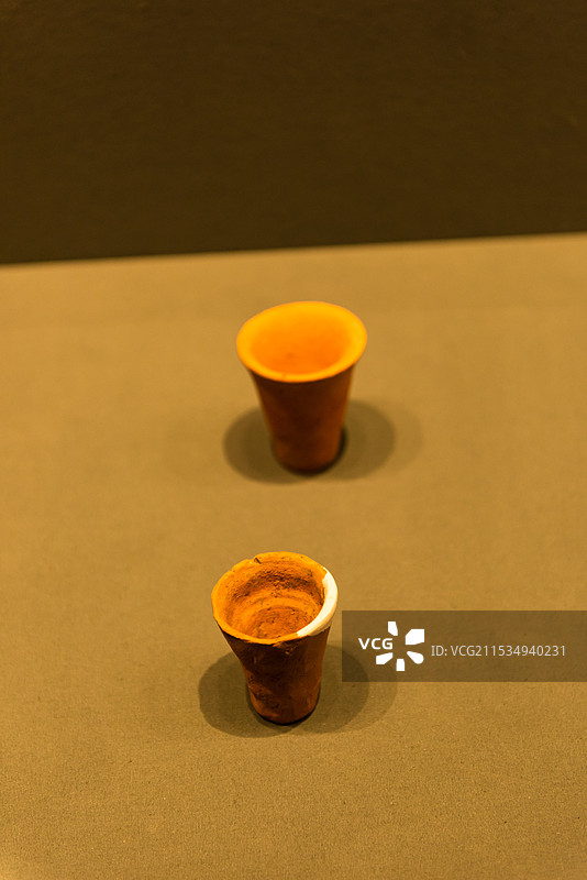 襄阳博物 馆史前时 期文物 遗址 陶器图片素材