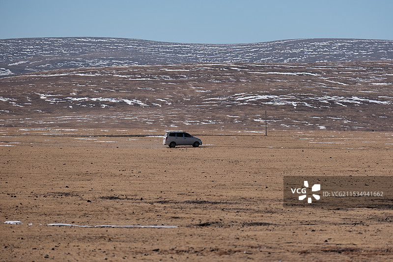羌塘无人区行驶的汽车图片素材