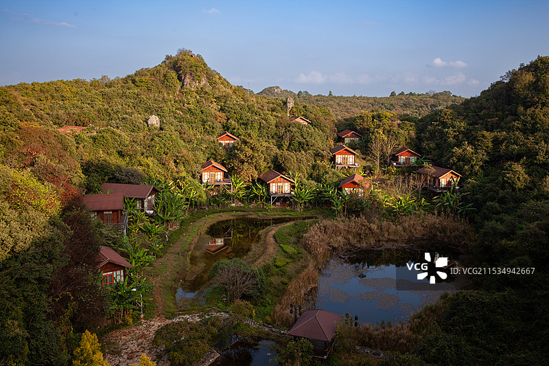 夕阳下的弥勒可邑悦心谷度假酒店图片素材