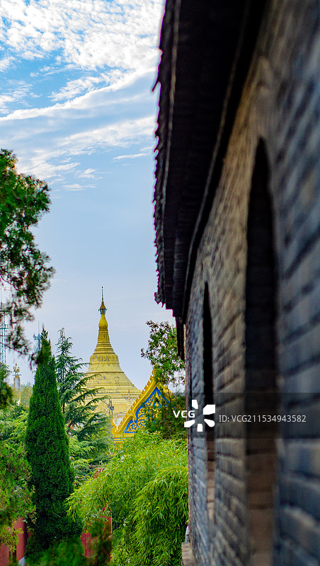 中国河南省洛阳市白马寺，远望缅甸风格建筑大金塔图片素材