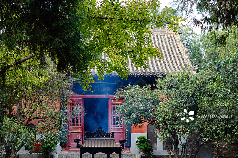 河南省洛阳白马寺的接引殿前香火旺盛图片素材