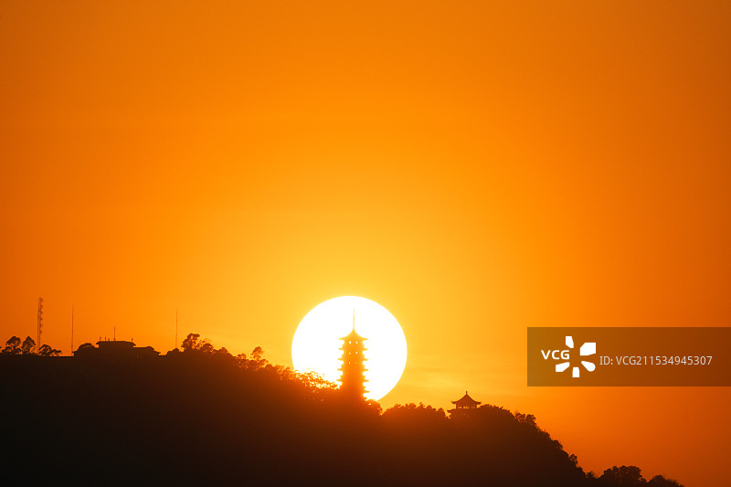 江门鹤山纪元塔悬日图片素材